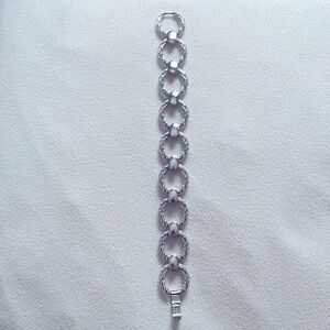 Silver Fashion Bracelet with Diamond Cutting and Bright Accents